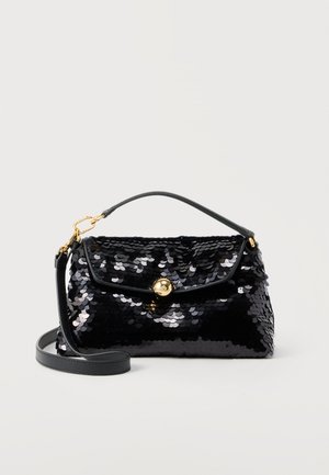 Sort paliettemønsteret håndtaske med guldspænde, kort håndtag og aftagelig skulderrem på en ensfarvet lys baggrund.