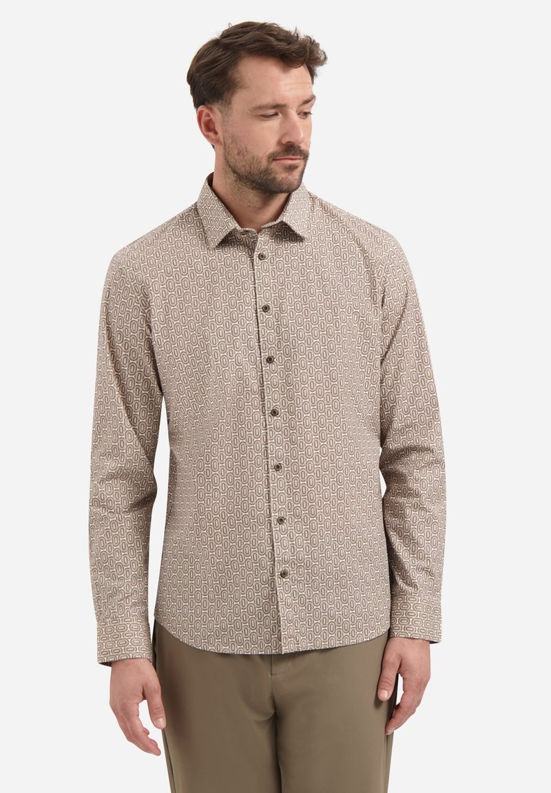 Lange mouw knoopshirt in lichtbeige met een geometrisch bruin patroon, met een kraagontwerp en bruine knopen; gladde stofstructuur.