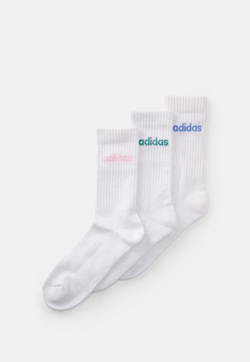 Tre par vita strumpor med ribbad textur, varje par har "adidas"-logotypen i olika färger: rosa, grön och blå.