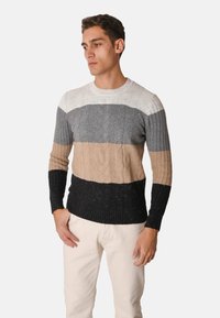 Maglione a treccia con strisce orizzontali in bianco, grigio, beige e nero. Polsini e orlo a coste con tessuto testurizzato.