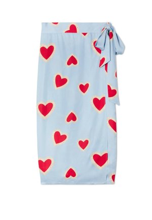 Φούστα τύπου wrap ανοιχτού γαλάζιου χρώματος με κόκκινες καρδιές που περιβάλλονται από σχέδιο δαντέλας σε κρεμ απόχρωση και φιόγκο δεξιά στη μέση.