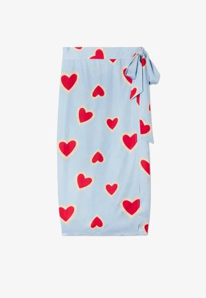 Lichtblauwe wikkelrok met rode harten omlijnd met roomkleurige kantprint en een zijstrik.