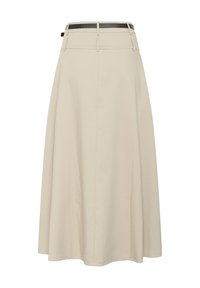 Jupe midi beige évasée en forme de A avec une ceinture noire, dotée de passants pour ceinture et d'une texture de tissu lisse, présentée sur un fond blanc.