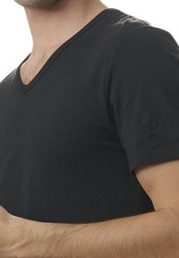 Svart V-ringad t-shirt i mjukt tyg, med korta ärmar, en figurnära passform och subtila sömnadsdetaljer vid halsringningen.