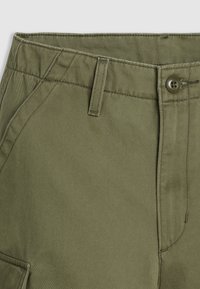 Oliivinvihreät cargo-housut, joissa on tasainen etuosa, nappikiinnitys ja sivutaskut; valmistettu teksturoidusta puuvillakankaasta, jossa on sileä viimeistely.