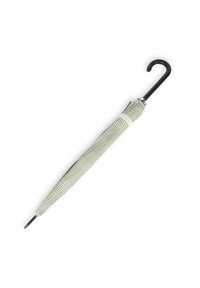 Grijze paraplu met een zwart krom handvat, voorzien van een gestructureerde stoffen hoes en een slanke zwarte metalen steel.