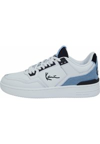 Fehér sneaker, textúrált bőr felsőrésszel, tengerészkék részletekkel, világoskék panellel és gumitalppal, megkülönböztető logó részletekkel.