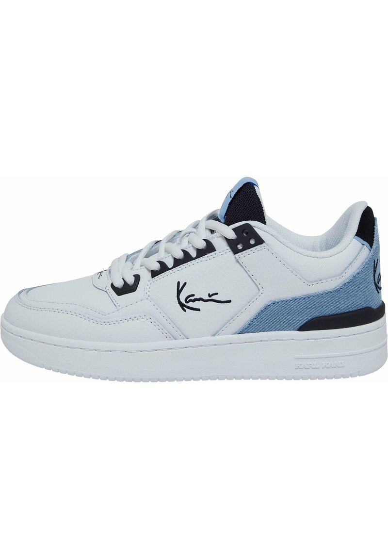Fehér sneaker, textúrált bőr felsőrésszel, tengerészkék részletekkel, világoskék panellel és gumitalppal, megkülönböztető logó részletekkel.