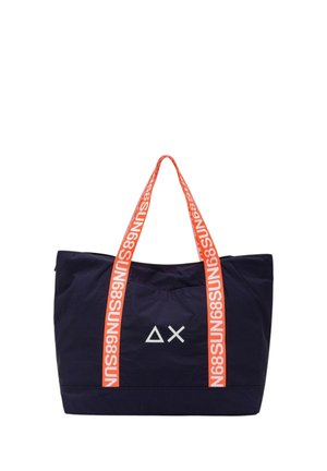 Borsa a mano blu navy con manici arancioni vivaci, con scritta bianca "SUN68" e simbolo bianco a forma di triangolo e X al centro anteriore.