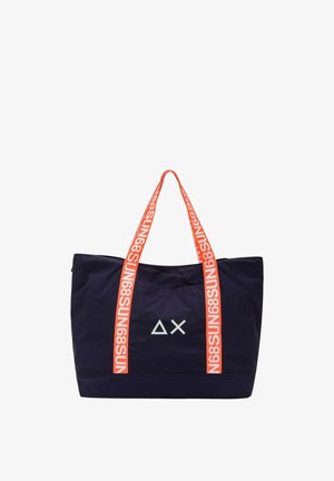 Borsa a mano blu navy con manici arancioni vivaci, con scritta bianca "SUN68" e simbolo bianco a forma di triangolo e X al centro anteriore.