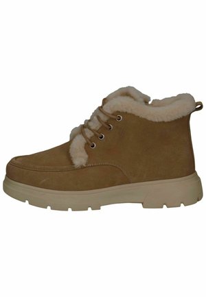 Bruine suède enkellaars met crème fleece voering, veterluiting aan de voorkant en dikke beige rubberen zool op een witte achtergrond.
