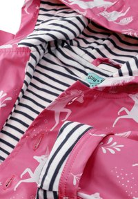 Roze regenjas met een eenhoornprint, voorzien van een gestreepte zwart-wit voering en een gladde, waterdichte buitenkant.