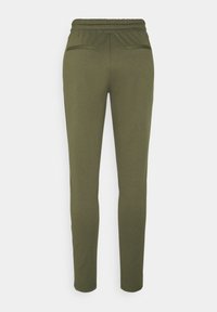 Olijfgroene joggerbroek van zachte stof, voorzien van een elastische tailleband en twee voorzakken; taps toelopende pasvorm met een gladde textuur.