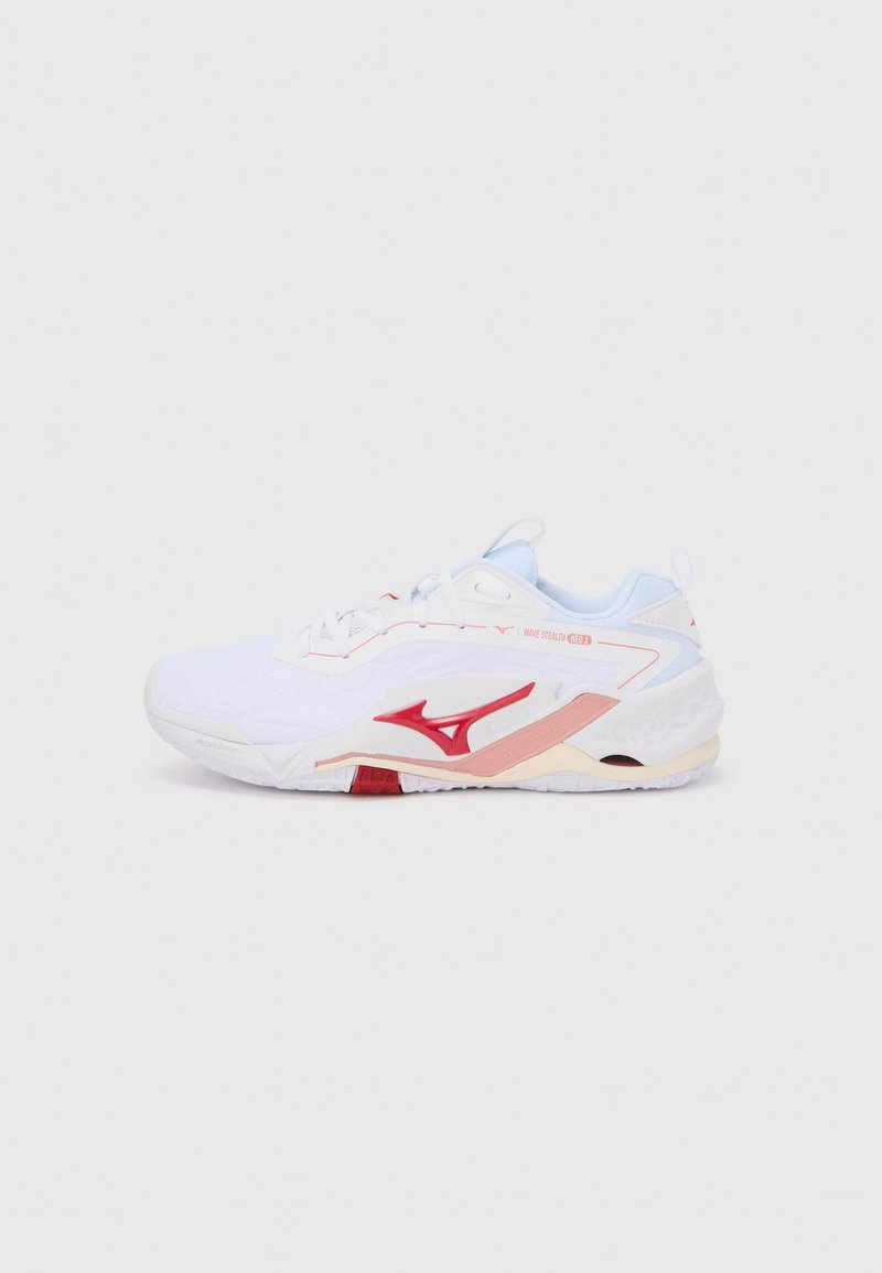 Chaussure de sport blanche et bleu clair avec des accents rouges, fermeture à lacets et semelle texturée, isolée sur fond uni.