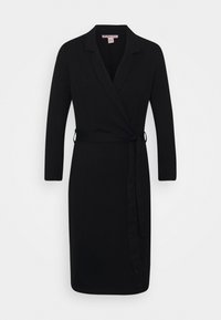 Svart wrapklänning med långa ärmar, gjord av mjukt tyg. Har en krage och ett knytbälte i midjan för justerbar passform.