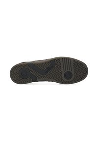 Suela de zapato de goma con un patrón de zigzag texturizado; presenta secciones en negro y gris; incluye acentos circulares y lineales para tracción.