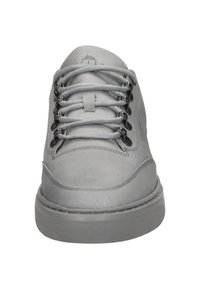 Grijze suède sneaker met een ronde neus, platte veters, metalen oogjes en een gekartelde rubberen zool. Heeft stikaccenten langs de zijkanten.