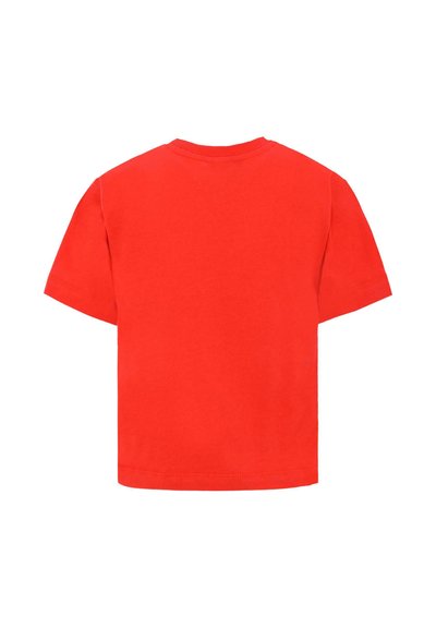 Czerwona bawełniana koszulka z krótkimi rękawami, okrągłym dekoltem i gładkim tyłem. Brak widocznych wzorów lub nadruków.