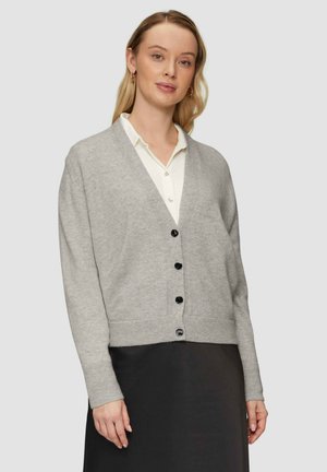 Hellgrauer Strickcardigan mit V-Ausschnitt und schwarzen Knöpfen. Hat lange Ärmel und einen taillierten Saum und wird über einem weißen Oberhemd getragen.