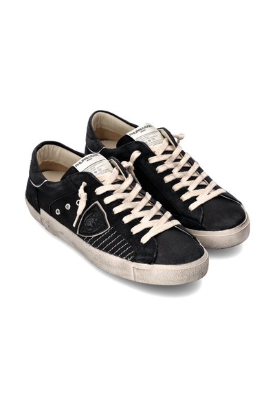 Baskets en suède noir avec des lacets crème, dotées d'un panneau latéral texturé, d'un bout rond et d'une semelle en caoutchouc usée. Accents de logo présents.