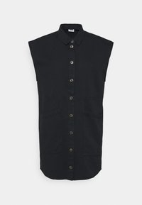 Robe chemise sans manches noire en coton, dotée de deux poches avant, d'un col et d'une coupe droite avec un ourlet arrondi.