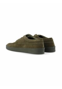 Zapatillas de ante verde oliva con forma redondeada, suela de goma plana y detalles de costura mínimos, presentando un diseño de perfil bajo.