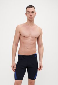 Shorts de bain noirs avec des accents bleus et un panneau latéral à motifs. Fabriqués en matériau extensible, conçus pour la performance et le confort.