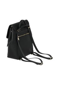 Musta nahkareppu, jossa on tekstuuripinta, kultaiset vetoketjut, yläkahva, säädettävät olkahihnat ja etuosa vetoketjupusseineen.