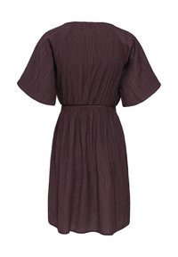 Robe courte violet foncé avec manches larges, taille froncée et tissu texturé, montrée de dos sur fond blanc.