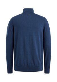 Dunkelblauer Pullover mit hohem Kragen, langen Ärmeln, elastischem Bund und einer Seitentasche. Glatte Textur, minimalistisches Design.