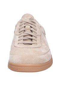 Beige suède sneaker met ronde neus, platte veters, gestructureerde rubberen zool en gestikte details op het bovenwerk.