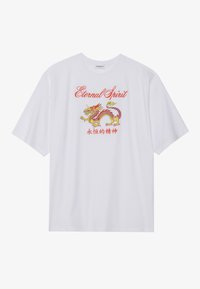 Hvid T-shirt med korte ærmer, prydet med et rødt og gult dragegrafik samt teksten "Eternal Spirit". Lavet af letvægtsstof. Løs pasform.