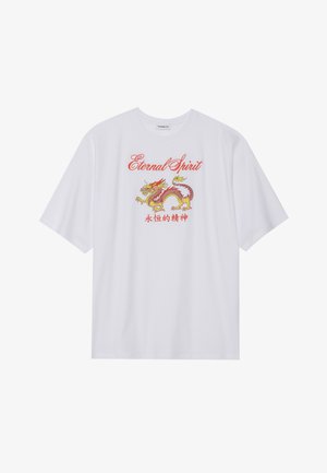T-shirt bianco a maniche corte con grafica di drago rosso e giallo e testo "Eternal Spirit". Realizzato in tessuto leggero. Vestibilità rilassata.