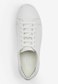 Sneaker en cuir blanc avec une texture lisse, bout rond et laçage à l'avant. L'intérieur présente un logo, un design minimaliste et un éclat subtil.