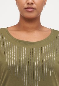 ONLY Carmakoma CARLULA O NECK RHINESTONE - Apdrukāts T-krekls - winter moss