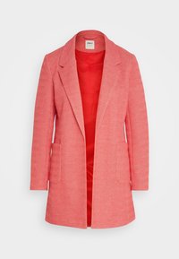 Veste couleur corail avec un motif en chevrons, deux poches avant et une doublure rouge contrastante. Comprend un col à encoche et une coupe ajustée.