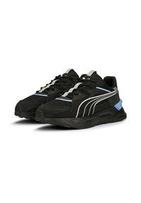 Sneaker nere con una toma superiore testurizzata, dotate di accenti blu e argento, design con lacci e suola imbottita per comfort e supporto.