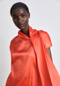 Marc Cain Bluse - bright tomato