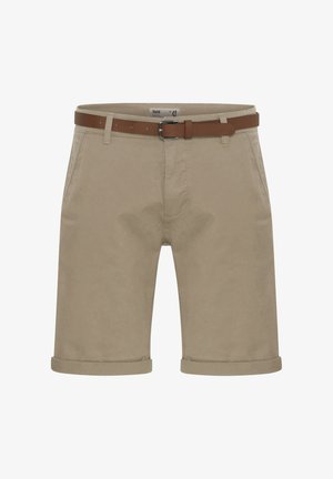 Beige Shorts mit flachem Frontdesign, umgeschlagenen Säumen und einem braunen Ledergürtel. Hergestellt aus einem glatten Stoff mit subtilen Texturdetails.