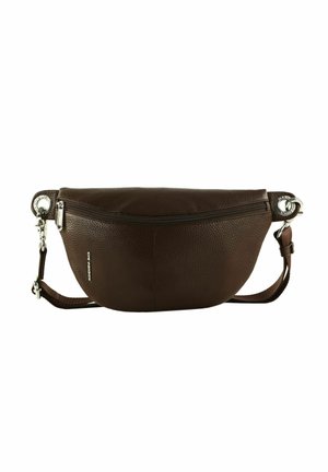 Banane en cuir brun foncé avec une poche zippée incurvée et une sangle réglable avec des attaches métalliques sur fond blanc.