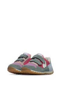 Sneaker con velcro caratterizzati da un mix di rete e suede verde, rosa e blu, con una suola in gomma testurizzata e dettagli a zig zag.