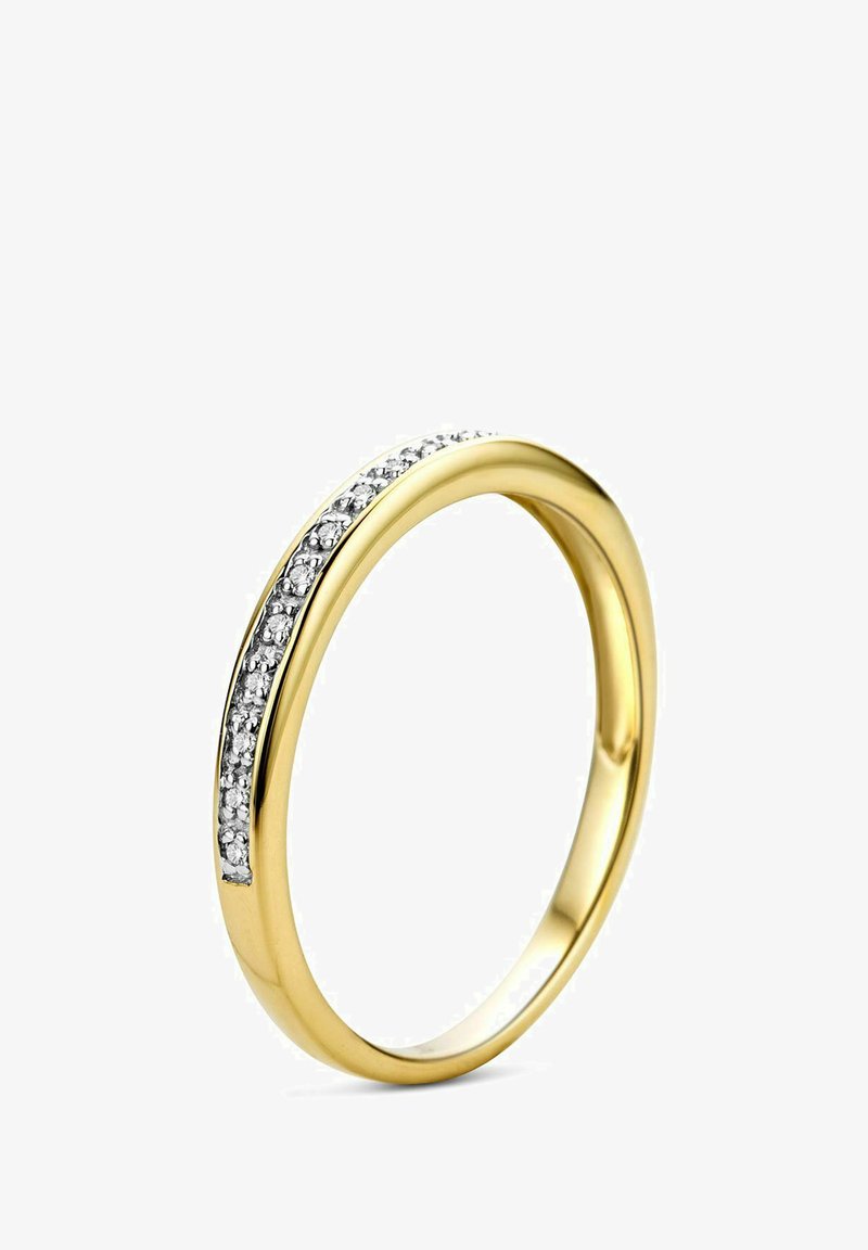 Zlati prstan z gladko površino in vrsto majhnih prozornih kamenčkov, vstavljenih vzdolž zgornjega roba, kar ustvarja subtilen lesk.