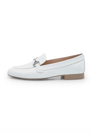 Mocassin en cuir blanc avec détail boucle argentée et petit talon marron clair, vu de profil sur fond blanc.