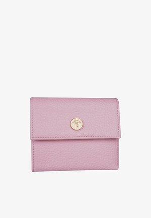 Portefeuille en cuir rose à finition texturée, avec une fermeture à bouton pression ronde dorée et un motif embossé subtil. Forme compacte et rectangulaire.