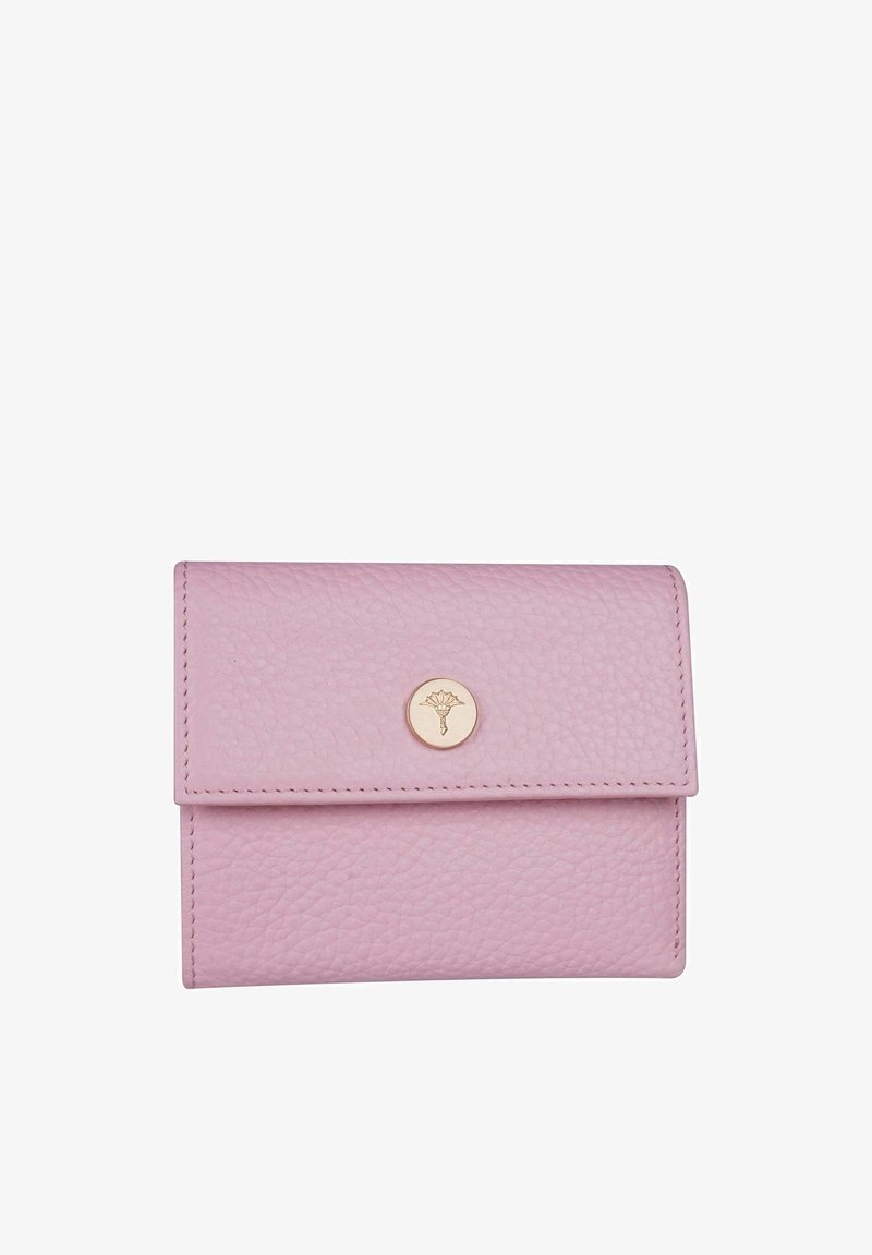 Portefeuille en cuir rose à finition texturée, avec une fermeture à bouton pression ronde dorée et un motif embossé subtil. Forme compacte et rectangulaire.