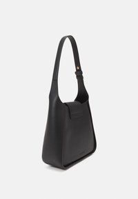 Sac à épaule en cuir noir avec une texture lisse, de forme rectangulaire et une fermeture à rabat plat. Il dispose d'une bandoulière réglable et d'accents en or.