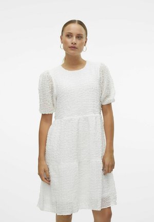 Weißes Kleid mit Puffärmeln aus strukturiertem Stoff, Rundhals und gestuftem Design, das knapp über den Knien endet. Glattes, leichtes Material.