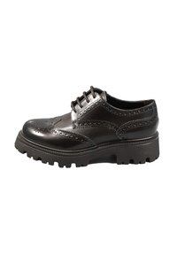 Scarpa brogue in pelle nera con dettagli perforati intricati, chiusura con lacci e suola in gomma spessa per una maggiore aderenza.