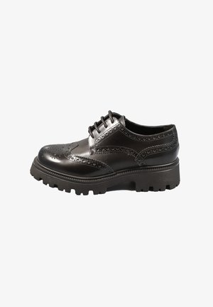 Scarpa brogue in pelle nera con dettagli perforati intricati, chiusura con lacci e suola in gomma spessa per una maggiore aderenza.