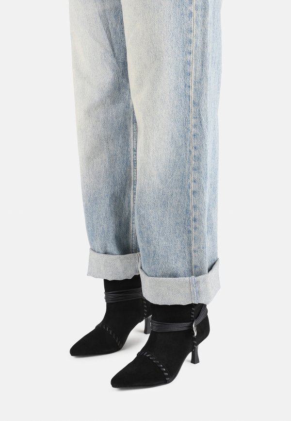 SINGLE LARA - Boots3